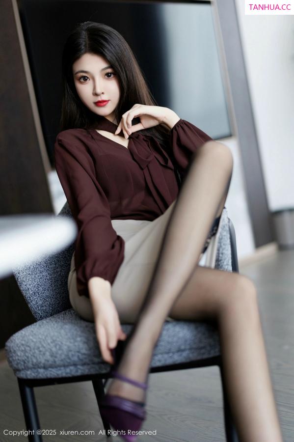   [XiuRen]高清写真图 2025.02.11 No.9868 初梦瑶 黑丝美腿第6张图片